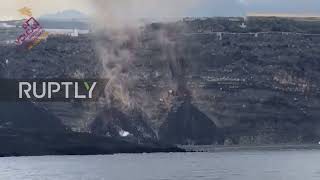Spain: Lava reaches Los Guirres beach, forming smoke column