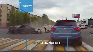 Жёсткая авария в КЛИНУ - водитель и пассажир вылетели из салона на асфальт