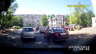 Тюмень: малолетки на скутерах.
