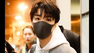 Vương Tuấn Khải mở cửa sổ xe vẫy tay chào fan khi trở về Trùng Khánh 30.10.18