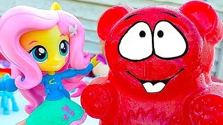 ЖЕЛЕЙНЫЙ МЕДВЕДЬ и Игрушки Май Литл Пони в Столовой Песня в столовой ЖЕЛЕЙНЫЙ МЕДВЕДЬ и НАСТЮШИК
