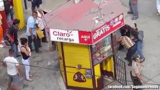 مشاجره قويه وبينهم ثار قديم.  لا نفع الشرطي الي معه العصا الكهربائية ولا العصا العاديه.?