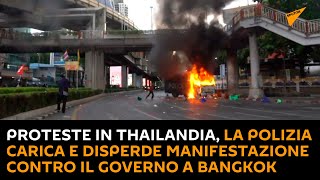 Proteste in Thailandia, la polizia carica e disperde manifestazione contro il governo a Bangkok