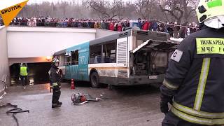 Un bus à Moscou rentre dans un passage piéton souterrain