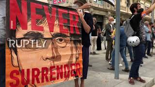 Spain: Hundreds of people gather near the Italian consulate to demand the release of Puigdemont