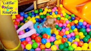 ВЛОГ Идём покупать Насте купальник. Шопинг. Катаемся на горке купаемся в шариках.