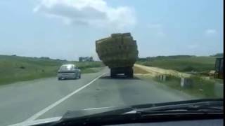 Опасная езда грузовика с сеном
