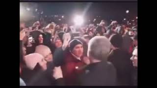 Неадекватный Порошенко грубо сорвал шапку и помацати груди у девушки с Запорожья.