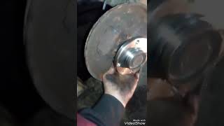 Замена задних ступиц и амортизаторов Пежо 405