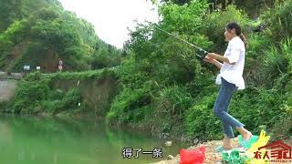 生长在没有任何污染的小河里的河鱼特别香，姑娘钓一会就收获多多
