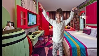 THE LAND OF LEGEND HOTELDE ODA TURU. PRENSES ODASINI İNCELİYORUZ.ELİF BU HOTELİ ÇOK SEVDİ.