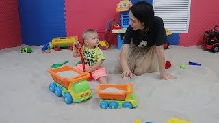 Первая песочница Вовы / Children have fun on the beach