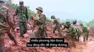 Hàng nghìn khối đất đá vùi hai máy xúc xuống vực sâu