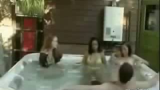 Женщина обосралась в бассейне шоок!!???