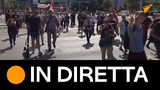 Vienna: manifestanti si riuniscono contro le restrizioni Covid-19