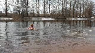 Lumesulavees suplemine / Snowmelt water swimming