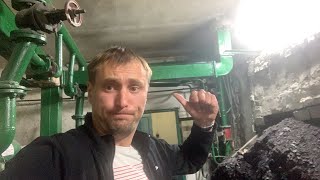 Кочегар С Баяном на смене Если что споёт читайте описания ...