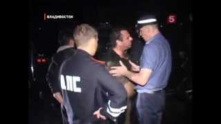 Пьяный водитель испачкал грязным пузом полицейских