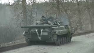 Колонна бронированной техники ВС РФ совершает марш в назначенный район