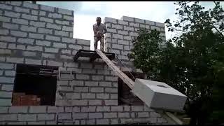 подъем газоблоков на второй этаж в одиночку