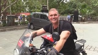 Nacho Vidal pasa del Kamasutra y elige cabalgar motos en su viaje a la India