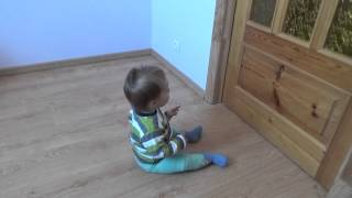 Ребенок смешно передвигается на попе) Funny baby crawling)))