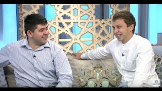 САБА мусафирлери "Крымские татары" КВН такъымынынъ оюнджылары Руслан Зекирьяев ве Рустем Алиев