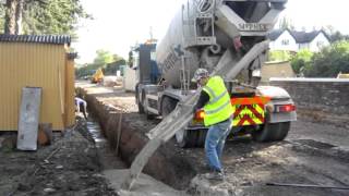 Broadway - pouring concrete for the foundations of platform 2