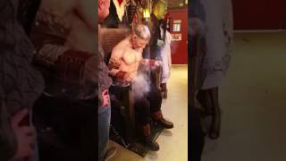 Слабо нервным не смотреть электрический стул.   Halloween store