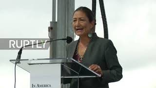 USA: More than 600,000 white flags honour COVID-19 victims at National Mall