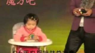 Incredibile Una Bambina di  3 anni risolve il cubo di Rubik in 114 secondi