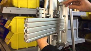 Drehgelenk mit Wellenklemmprofil und Welle auf Aluprofil "Roboter"