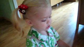 Alice 2år sjunger: Ja må hon leva...