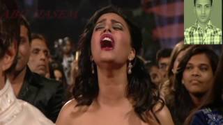 sonam kapur boobs show in zee awarde  negetive channel