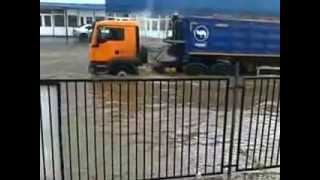 вот, как, Range, Rover, плывет, по, луже, в, Москве 24.09.2013
