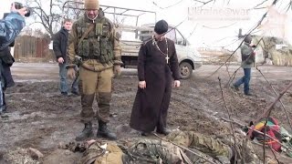 «Перед Богом ответишь», — священник забирает у боевиков тела украинских бойцов