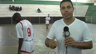 Apresentador leva caneta de cego