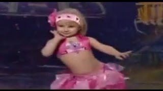Een meisje van 3 JAAR Dansen Goed op Oekraïne heeft talent.