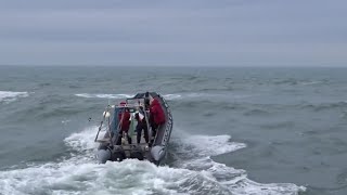 BONJOUR, ce matin grosse HOULE au phare avec un ZODIAC(NARWHAL) qui gère.