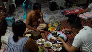 แกงเห็ดเผาะ แกงไก่ใส่หัวปลี ข้าวแลงพาน้ำทิพย์กะน้ำหอมมาหาปู่คมย่าตึ่ง 27/4/60