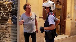 Policía de Barcelona en moto, rapidísimos arrestando a delincuentes de la calle