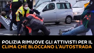 Berlino: polizia rimuove gli attivisti per il clima che bloccano l'autostrada