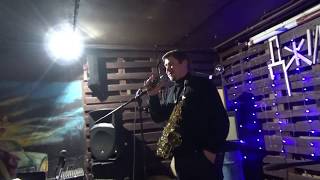 парень зажёг на саксофоне в рок баре