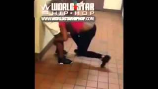 Жесткая драка темнокожих девицWierd Fight 1 v 1 girls going at it!