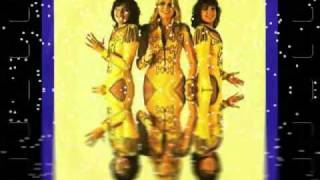 LUV' 愛 sings " TINGALINGALING 丁玲丁玲 " 1981