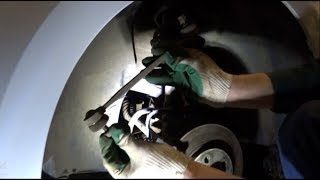пробег 52.000км / VW polo sedan, снимаем и смотрим стойки стабилизатора + заканчиваются колодки