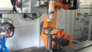 Kuka Roboter schenkt ein Weißbier ein
