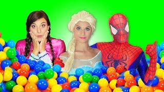 ЧЕЛОВЕК-ПАУК И ЭЛЬЗА ОТКРЫВАЮТ ЯЙЦА С ИГРУШКАМИ В РЕАЛЬНОЙ ЖИЗНИ