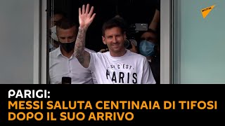 Parigi: Messi saluta centinaia di tifosi dopo il suo arrivo