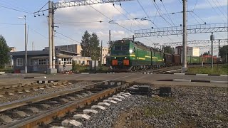 Электровоз 2ЭС4К-059 и тепловоз 2ТЭ116У-0079 с грузовыми поездами